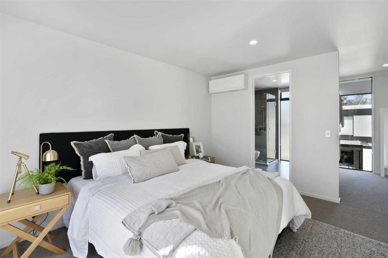 Architectural Urban Diamond Villa Christchurch Exterior photo