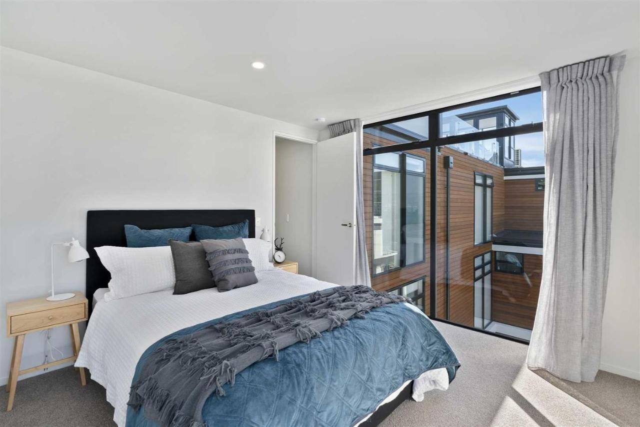 Architectural Urban Diamond Villa Christchurch Exterior photo