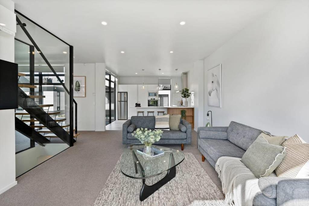 Architectural Urban Diamond Villa Christchurch Exterior photo